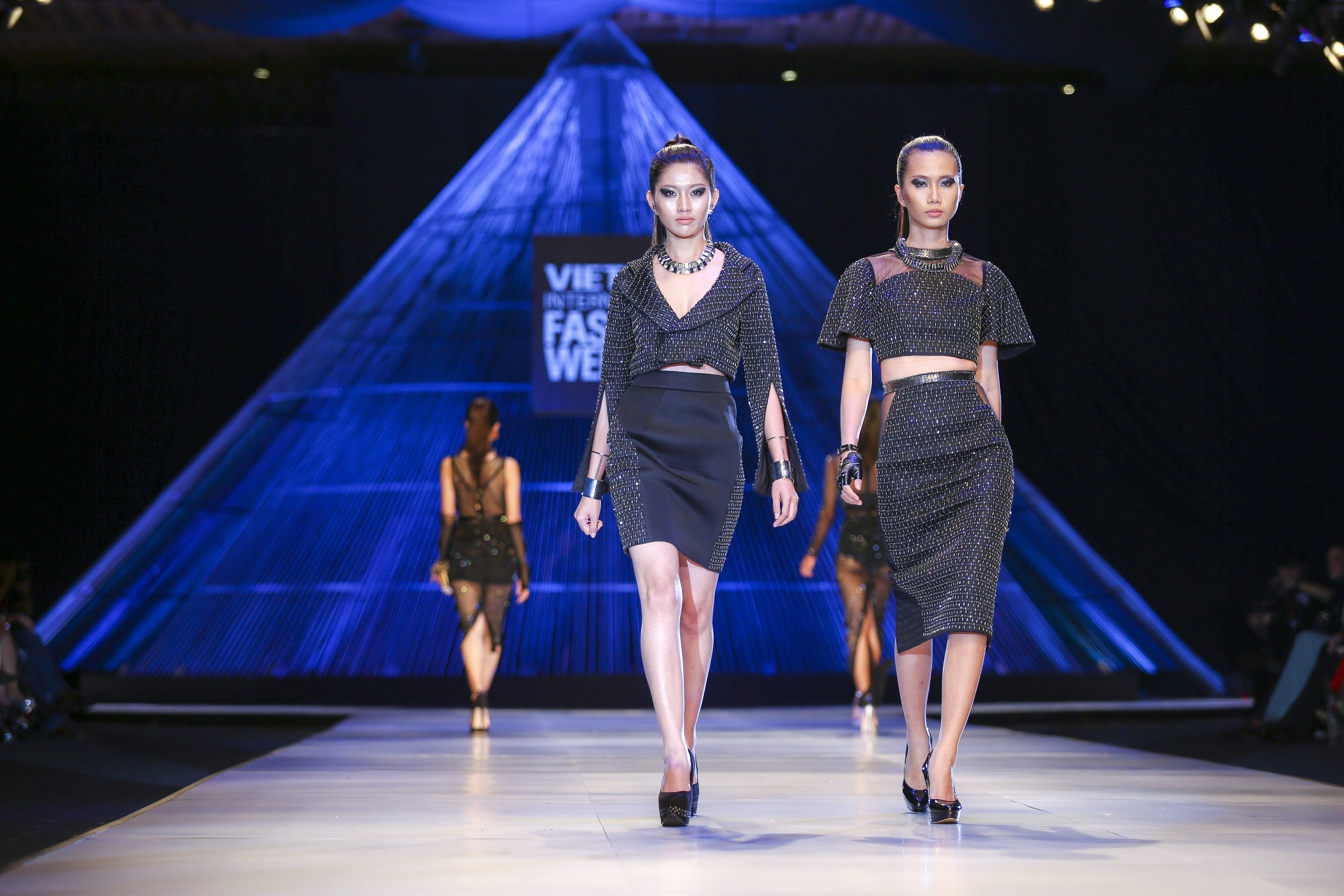 Dàn mẫu Việt tỏa sáng tại tuần lễ thời trang Việt Nam quốc tế - 18 Mẫu thiết kế của Chung Thanh Phong
