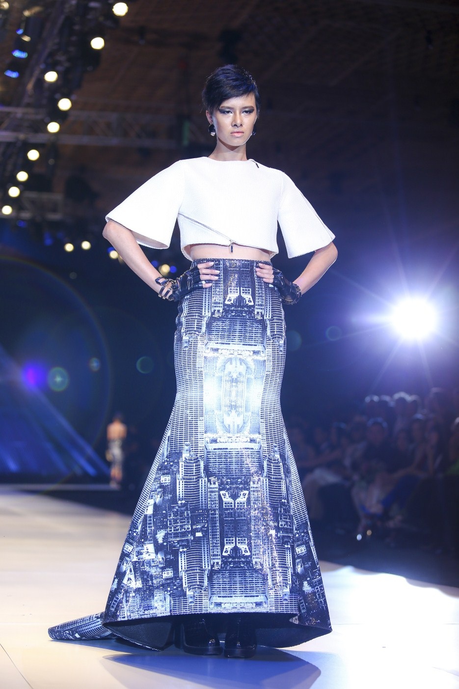 Dàn mẫu Việt tỏa sáng tại tuần lễ thời trang Việt Nam quốc tế - 19 Trúc Diễm là vơ đét trong show của Chung Thanh Phong