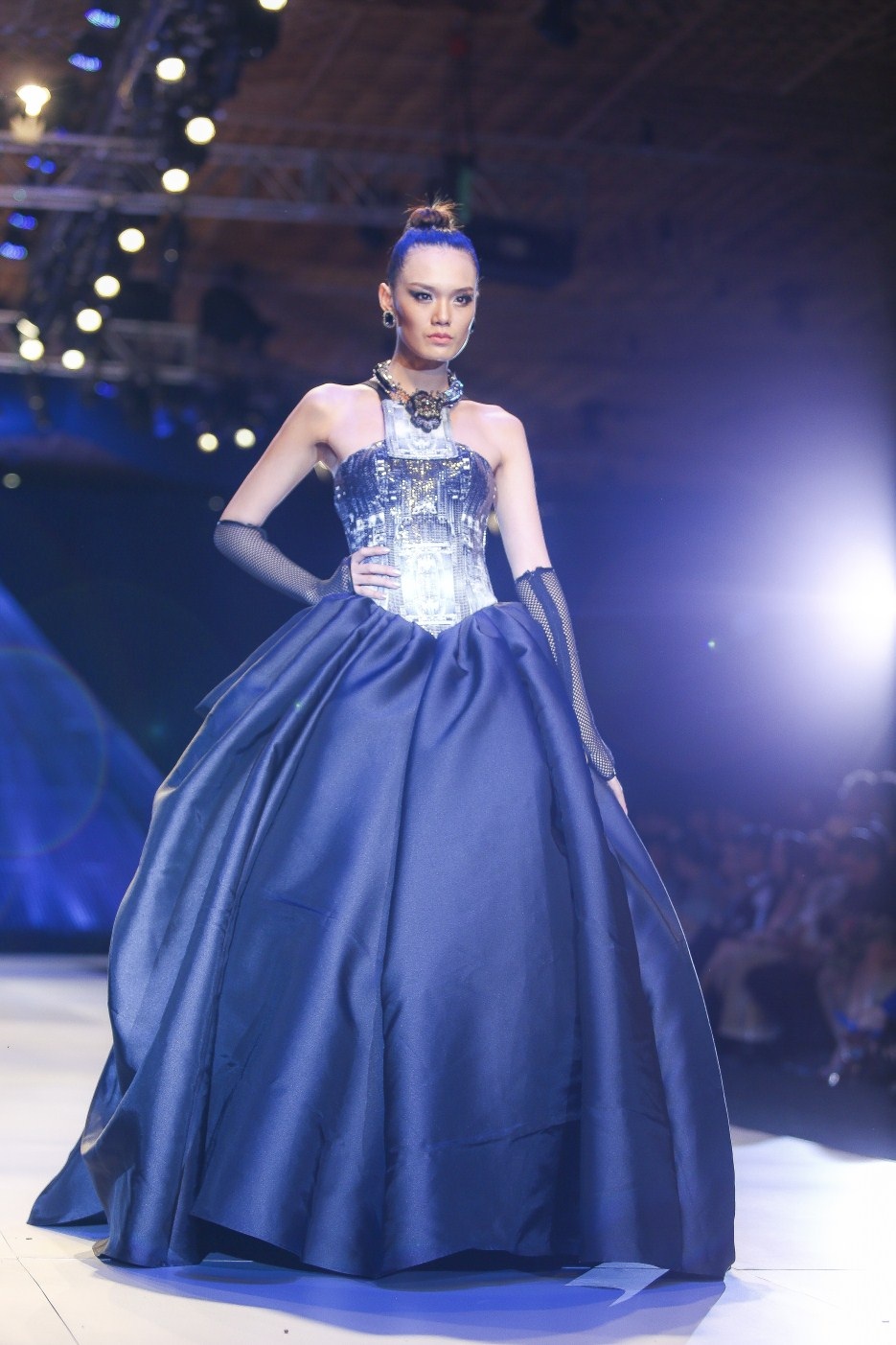 Dàn mẫu Việt tỏa sáng tại tuần lễ thời trang Việt Nam quốc tế - 20 Trúc Diễm là vơ đét trong show của Chung Thanh Phong