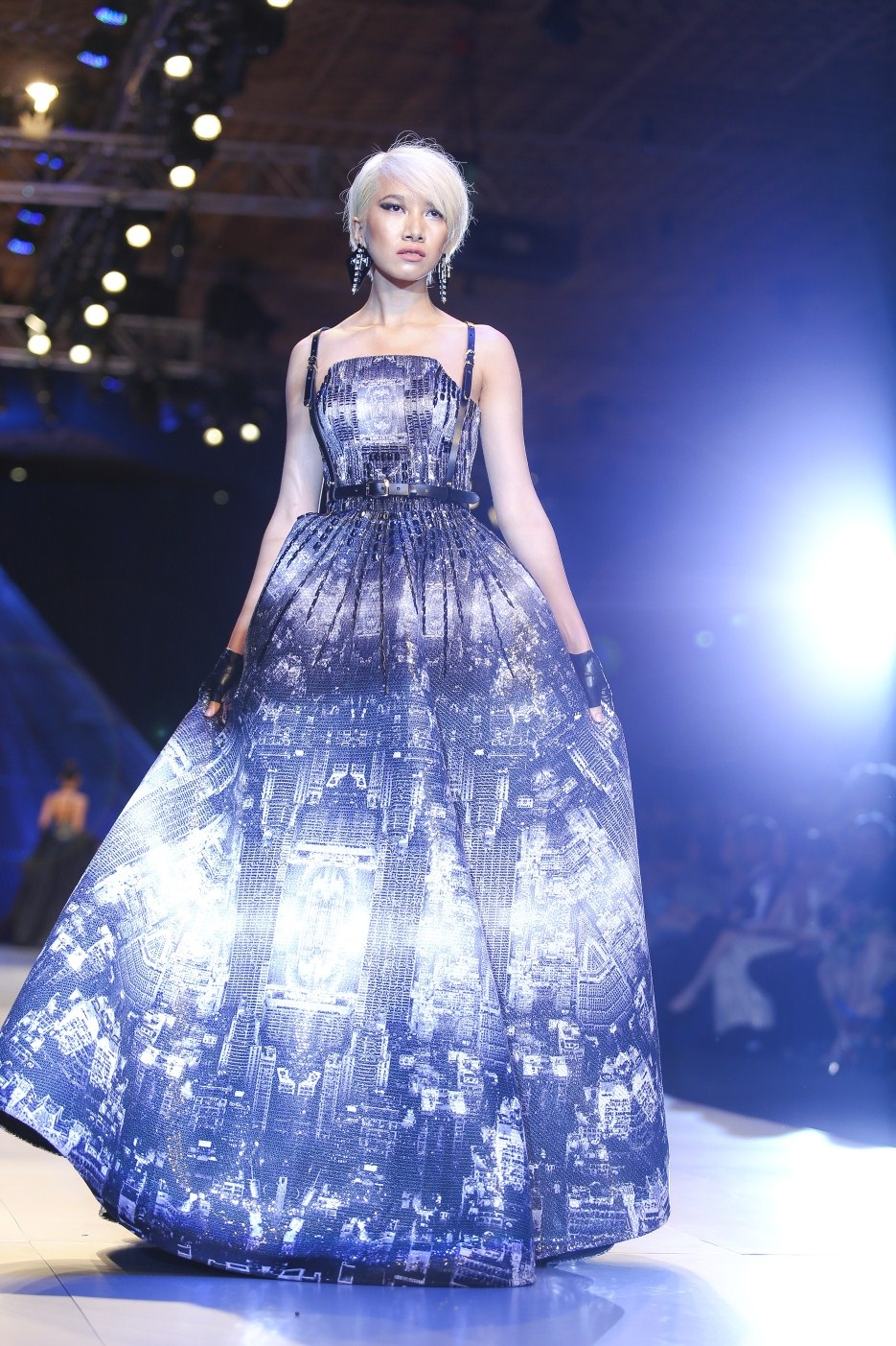 Dàn mẫu Việt tỏa sáng tại tuần lễ thời trang Việt Nam quốc tế - 21 Trúc Diễm là vơ đét trong show của Chung Thanh Phong