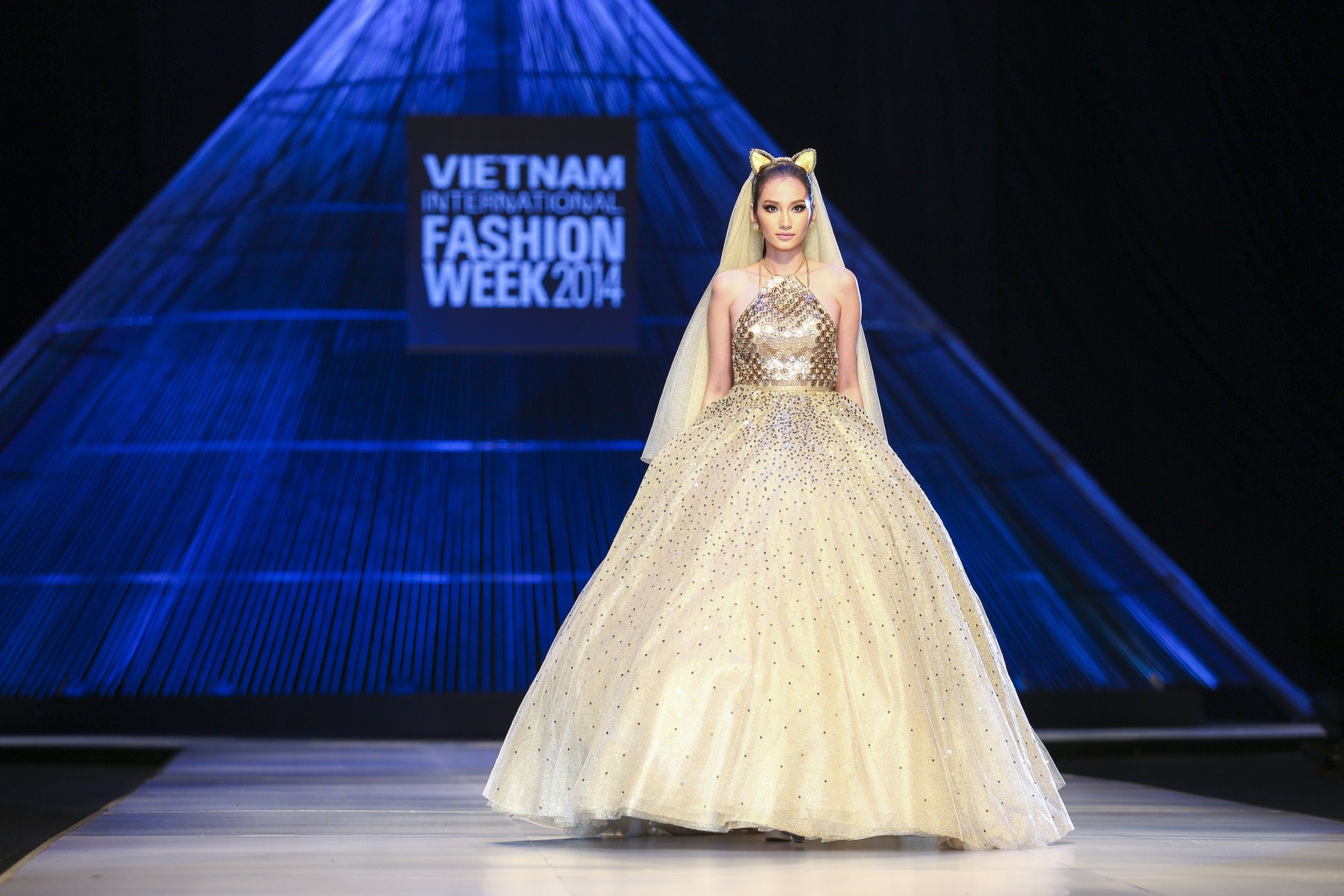 Dàn mẫu Việt tỏa sáng tại tuần lễ thời trang Việt Nam quốc tế - 22 Trúc Diễm là vơ đét trong show của Chung Thanh Phong