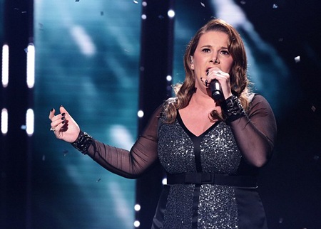 Ngôi sao của X Factor Anh quốc bế con đi hát - 6 Sam Bailey