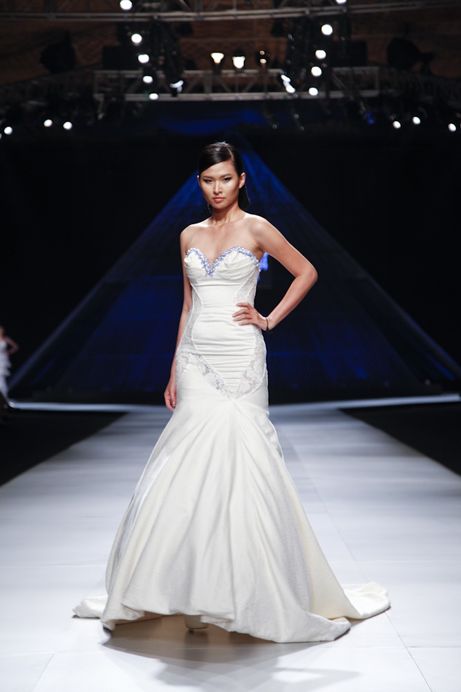 Dàn mẫu Việt tỏa sáng tại tuần lễ thời trang Việt Nam quốc tế - 1 Dàn mẫu Việt tỏa sáng tại tuần lễ thời trang Việt Nam quốc tế