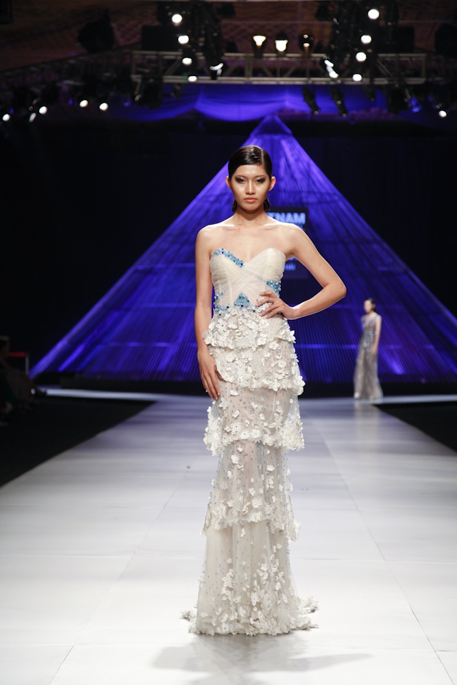 Dàn mẫu Việt tỏa sáng tại tuần lễ thời trang Việt Nam quốc tế - 2 Anh ra mắt BST mới trong ngày thứ 2 của tuần lễ thời trang Việt Nam quốc tế