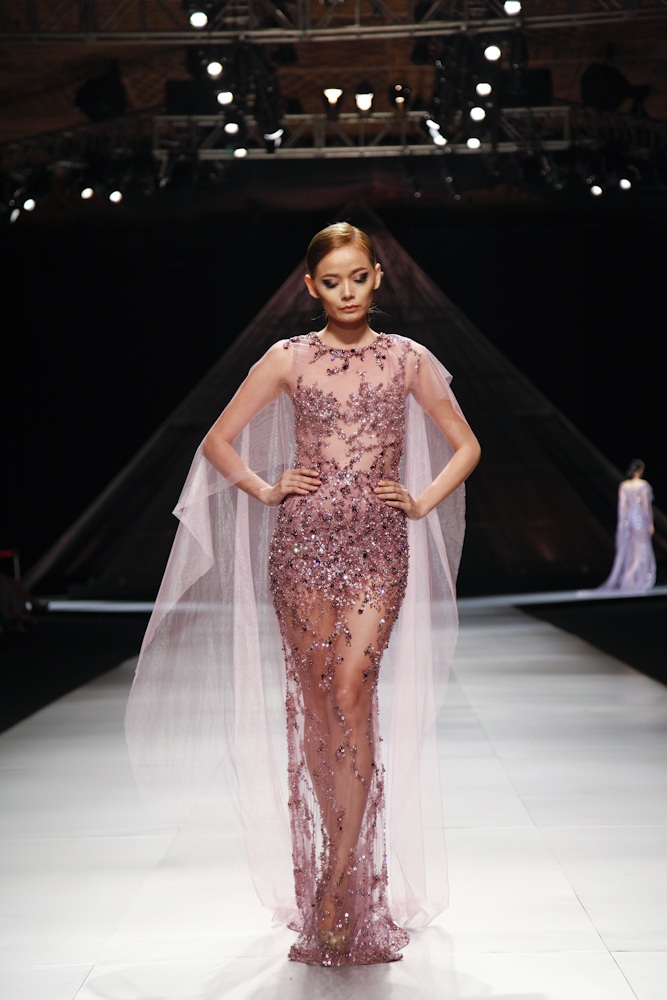 Dàn mẫu Việt tỏa sáng tại tuần lễ thời trang Việt Nam quốc tế - 3 Hoa hậu Thùy Dung là nàng thơ của Hoàng Hải