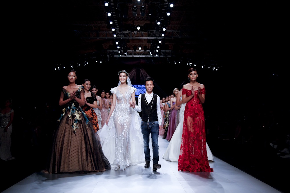 Dàn mẫu Việt tỏa sáng tại tuần lễ thời trang Việt Nam quốc tế - 7 NTK Hoàng Hải và vơ đét của buổi diễn