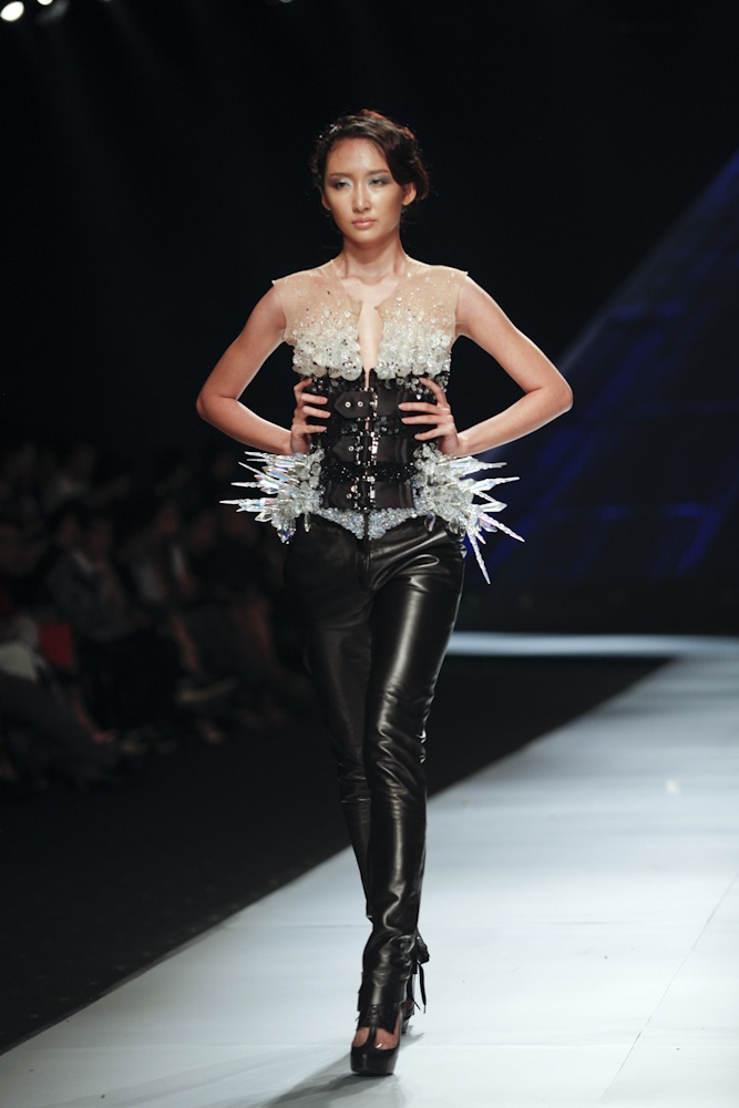 Dàn mẫu Việt tỏa sáng tại tuần lễ thời trang Việt Nam quốc tế - 25 BST của 2 NTK Pháp của thương hiệu On Aura Tout Vu