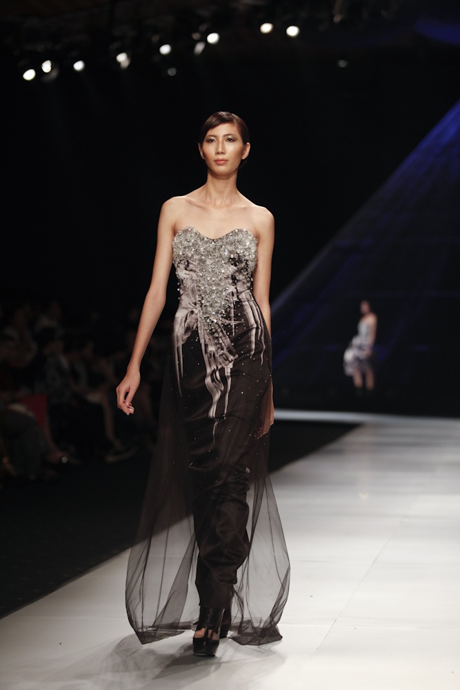 Dàn mẫu Việt tỏa sáng tại tuần lễ thời trang Việt Nam quốc tế - 26 Hoàng Thùy là gương mặt nổi bât trên sàn diễn.