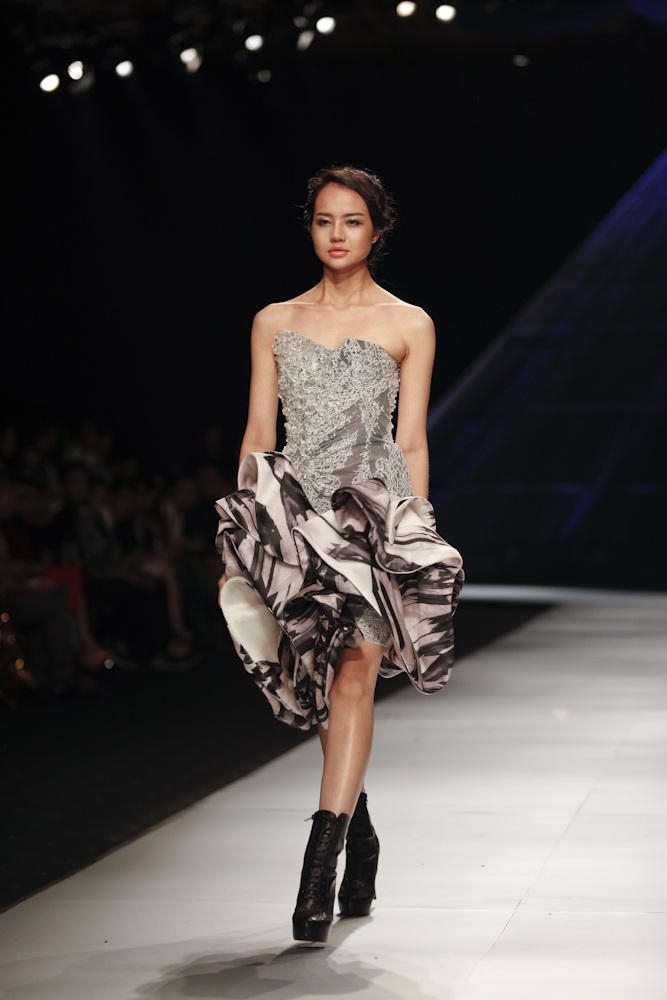 Dàn mẫu Việt tỏa sáng tại tuần lễ thời trang Việt Nam quốc tế - 27 Hoàng Thùy là gương mặt nổi bât trên sàn diễn.