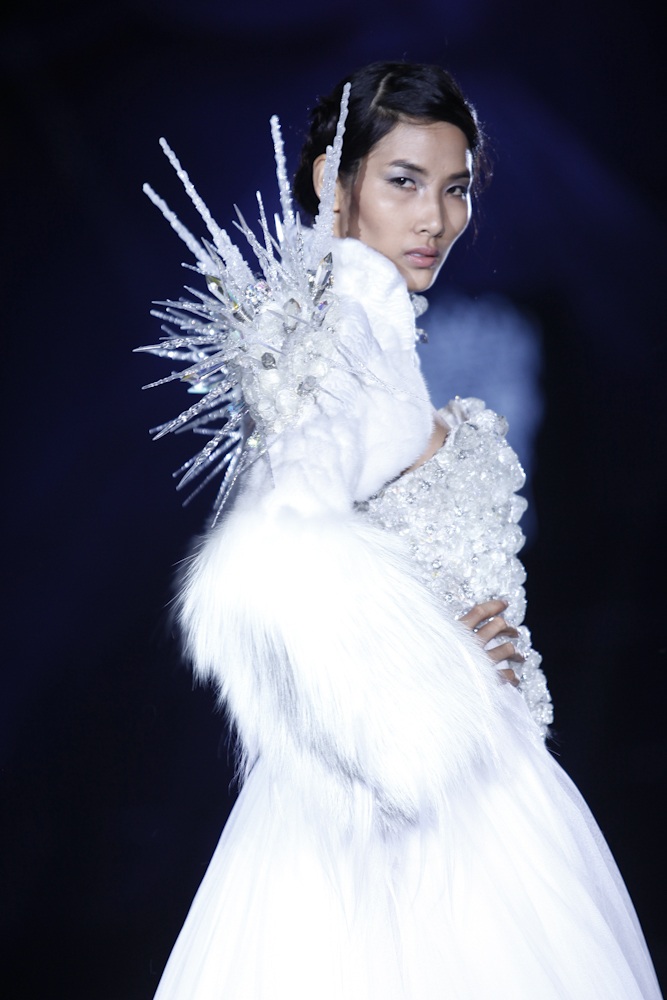 Dàn mẫu Việt tỏa sáng tại tuần lễ thời trang Việt Nam quốc tế - 28 Hoàng Thùy là gương mặt nổi bât trên sàn diễn.