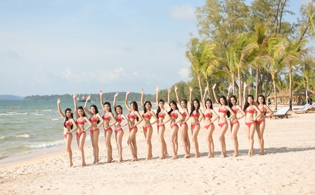 “Người Đẹp Biển” khoe sắc tại Vinpearl Phú Quốc - 6 Các thí sinh khoe hình thể trong những bộ bikini đỏ đầy nóng bỏng