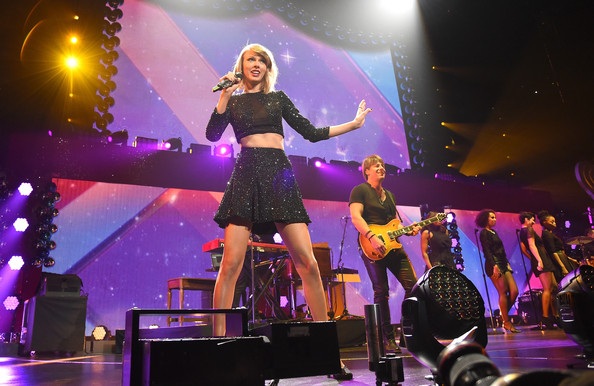 Taylor Swift liên tục khoe chân dài như người mẫu - 8 Vĩnh Ngọc