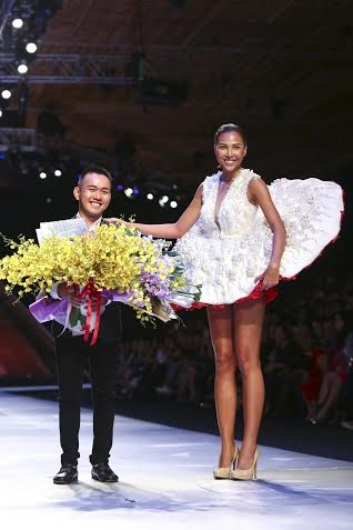 Tuần lễ thời trang quốc tế Việt Nam tiếp tục sôi động - 13 Lê Thanh Hòa bên vơ đét Minh Triệu