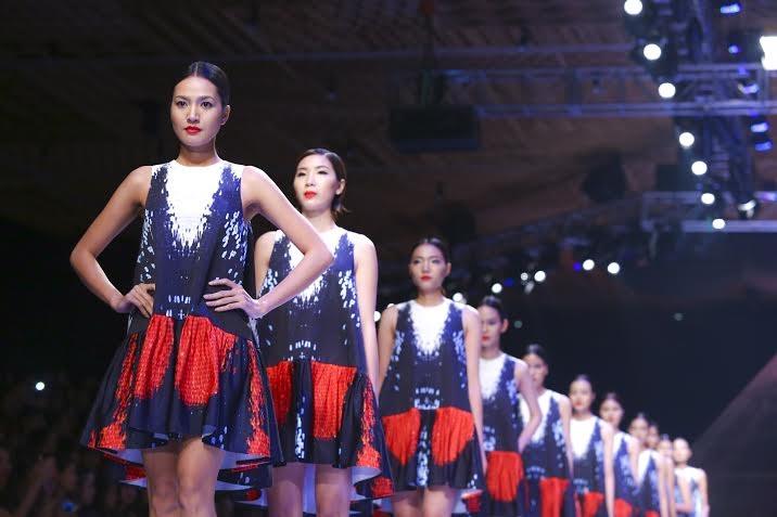 Tuần lễ thời trang quốc tế Việt Nam tiếp tục sôi động - 2 Thiết kế trong BST của NTK Adrian Anh Tuấn