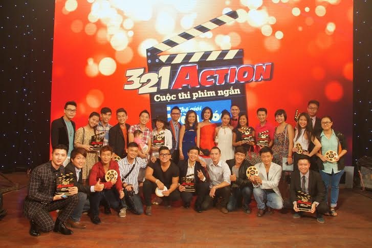 "Sao" hội tụ tại đêm trao giải cuộc thi 3, 2, 1 Action - 10 Các nhóm chiến thắng chụp hình lưu niệm cùng ban giám khảo