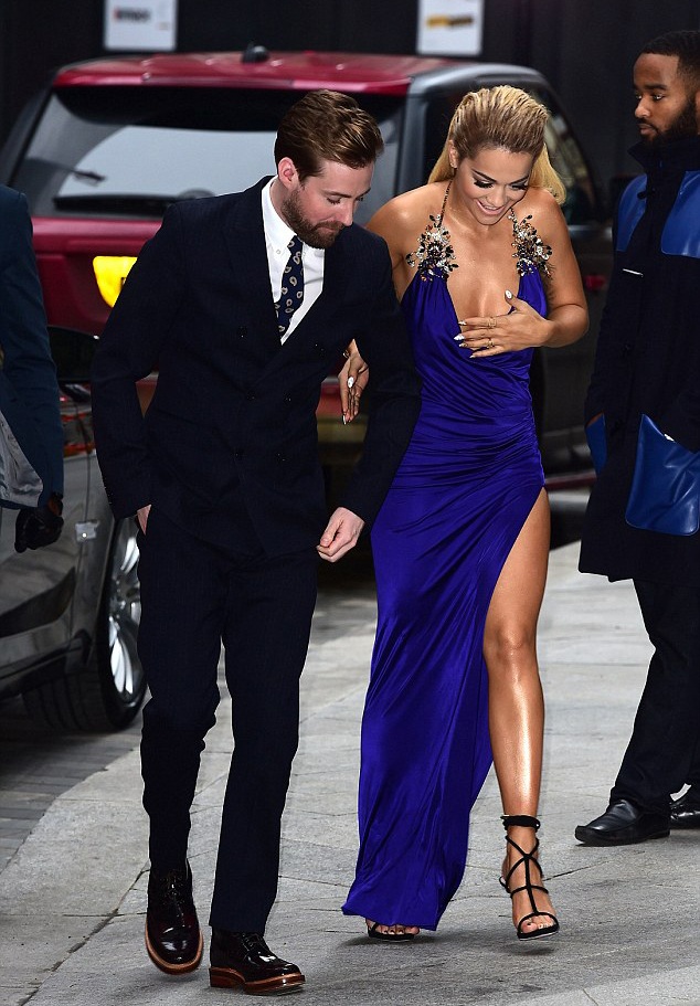 Tân huấn luyện viên The Voice Anh quốc gợi cảm với váy xẻ bạo - 2 Rita Ora