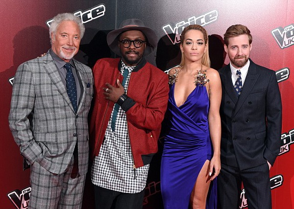 Tân huấn luyện viên The Voice Anh quốc gợi cảm với váy xẻ bạo - 3 Rita Ora