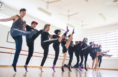 Huy Trần biến tấu với múa đương đại - 3 Huy Trần biến tấu với múa đương đại
