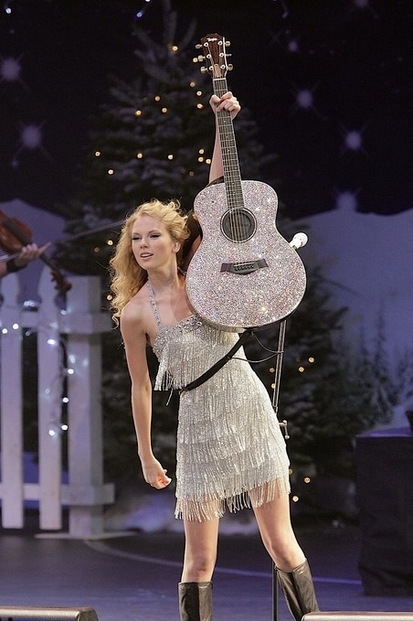 Taylor Swift và những chiếc váy lấp lánh như công chúa - 17 Vĩnh Ngọc
