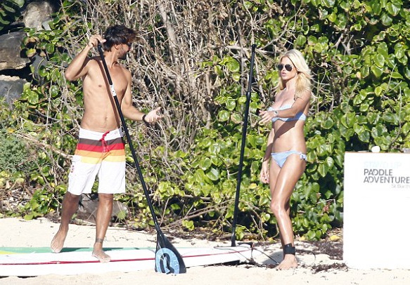 Siêu mẫu 40 tuổi bốc lửa trên biển - 2 Victoria Silvstedt