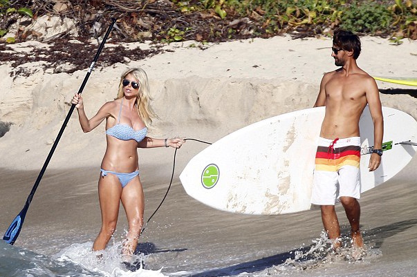 Siêu mẫu 40 tuổi bốc lửa trên biển - 3 Victoria Silvstedt