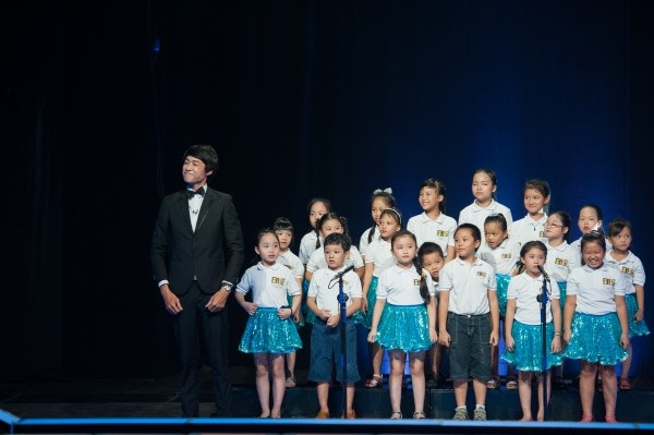 Giải thưởng lớn dành cho Quán quân Chinh Phục - 4 “Nhạc trưởng” Biết Hết cùng dàn đồng ca nhí đáng yêu