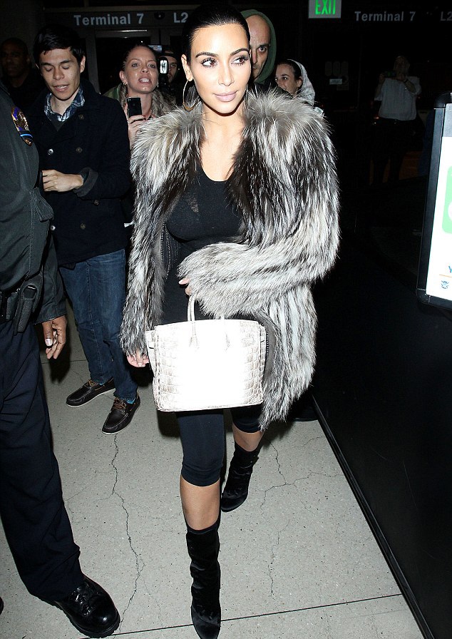 Kim Kardashian xách túi Hermes 120 nghìn đô - 1 Kim Kardashian
