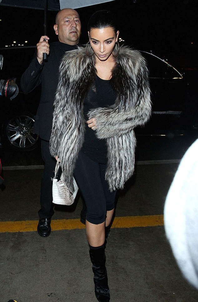 Kim Kardashian xách túi Hermes 120 nghìn đô - 4 Kim Kardashian