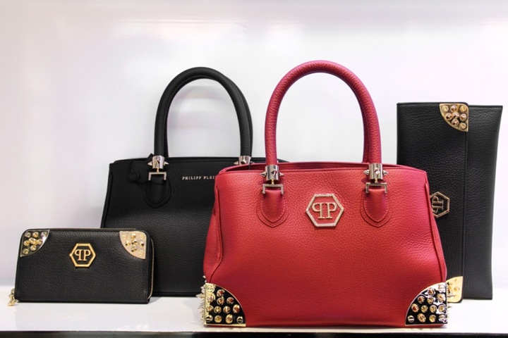 Những mẫu túi xách, giày và khăn choàng Philipp Plein