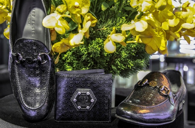 Những mẫu túi xách, giày và khăn choàng Philipp Plein