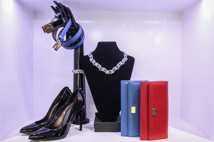 Những mẫu túi xách, giày và khăn choàng Philipp Plein