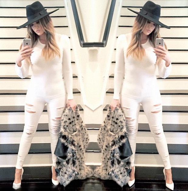 Em cô Kim liên tục tung ảnh “tự sướng” - 1 Khloe Kardashian