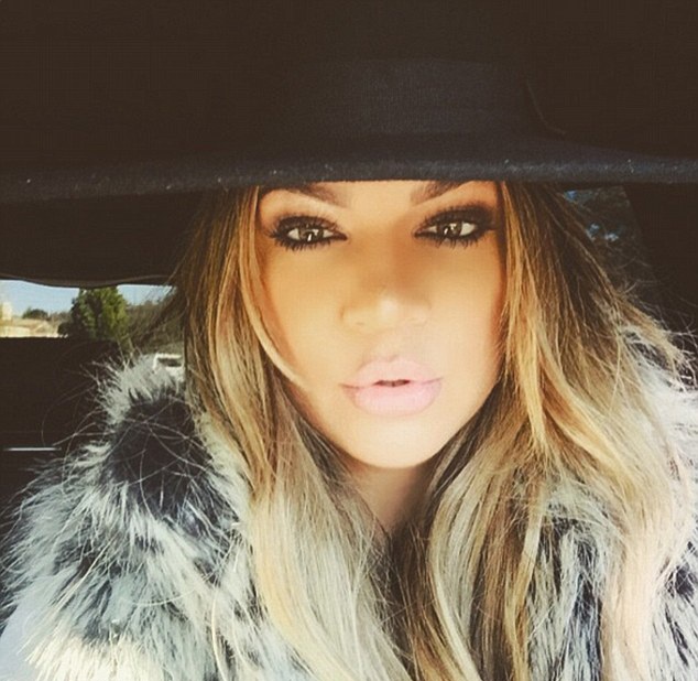Em cô Kim liên tục tung ảnh “tự sướng” - 3 Khloe Kardashian