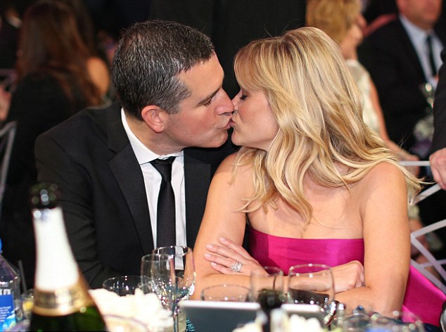 Minh tinh giành giải Oscar hạnh phúc hôn chồng trong bữa tiệc - 1 Reese Witherspoon