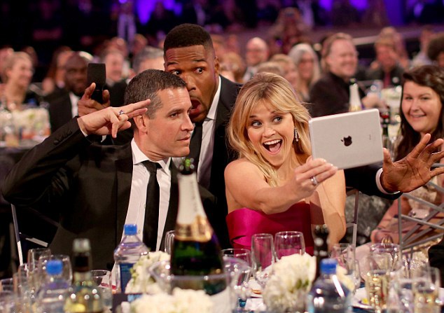 Minh tinh giành giải Oscar hạnh phúc hôn chồng trong bữa tiệc - 2 Reese Witherspoon