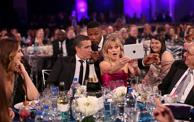 Minh tinh giành giải Oscar hạnh phúc hôn chồng trong bữa tiệc - 3 Reese Witherspoon