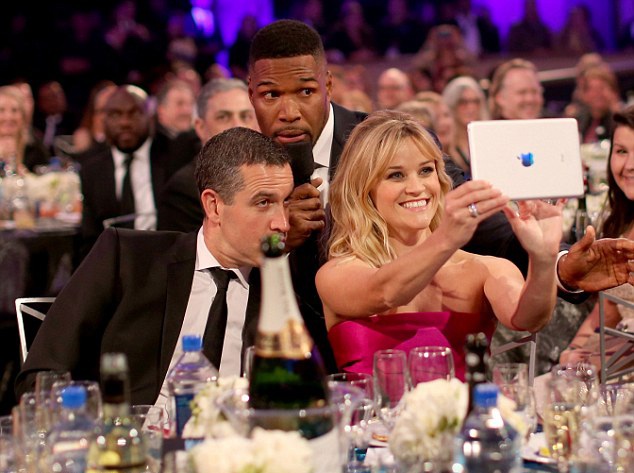 Minh tinh giành giải Oscar hạnh phúc hôn chồng trong bữa tiệc - 4 Reese Witherspoon