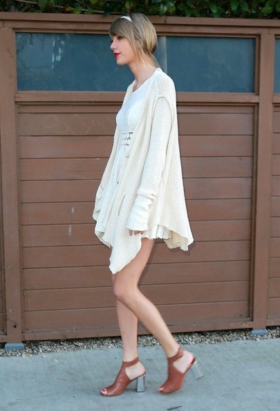 Taylor Swift lộ chân thẳng tắp - 3 Taylor Swift