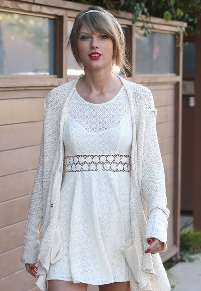 Taylor Swift lộ chân thẳng tắp - 8 Taylor Swift