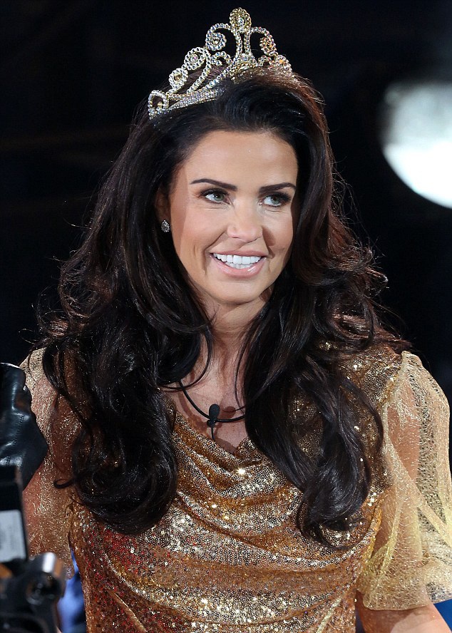 Siêu mẫu Anh ăn vận lố bịch trên truyền hình - 2 Katie Price