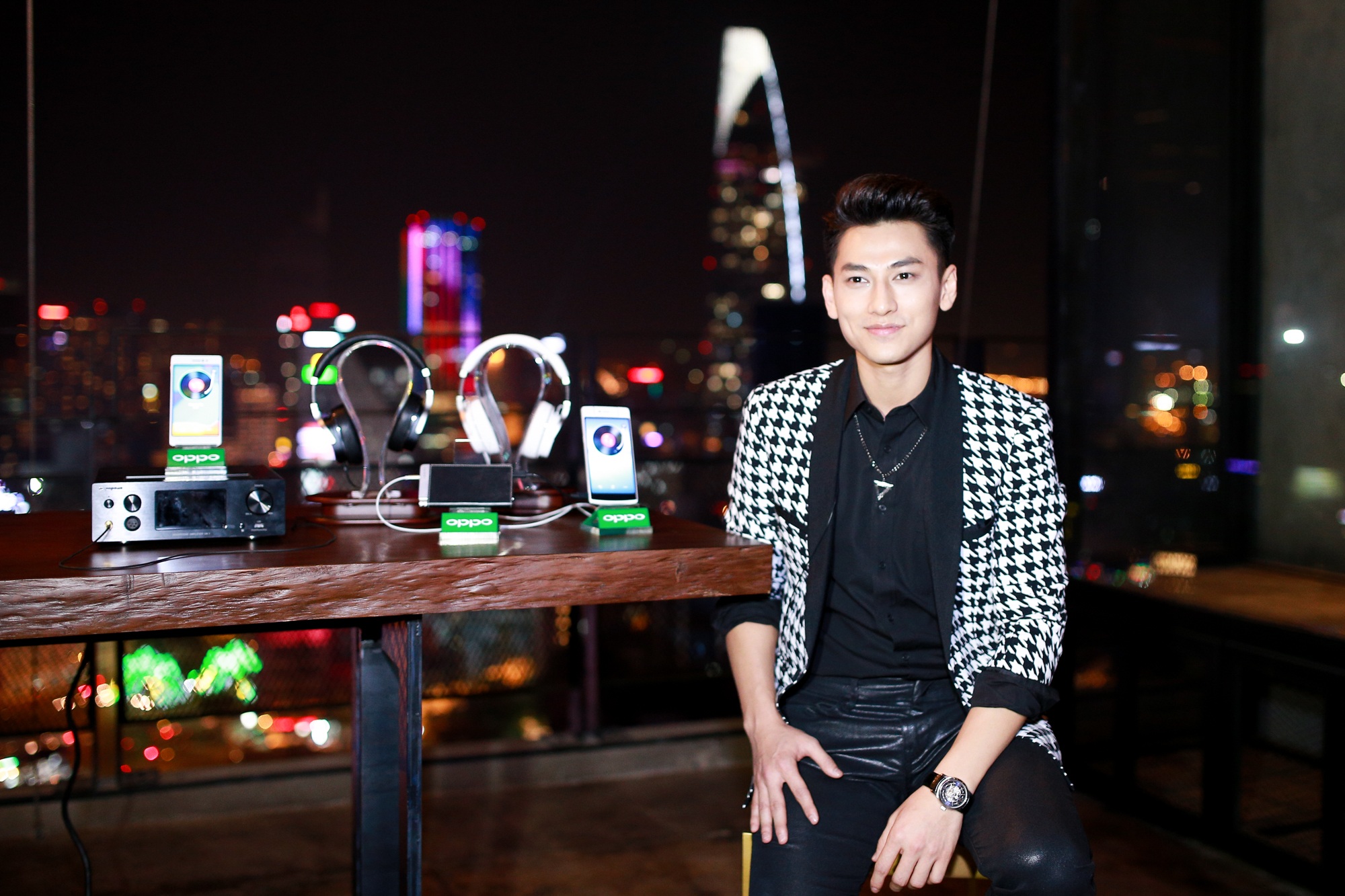 Issac sẽ kết hợp với nhạc sỹ Ony C và DJ Gin tạo nên những điều bất ngờ