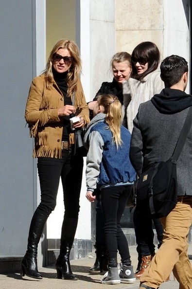 Mầu đen sành điệu của Kate Moss