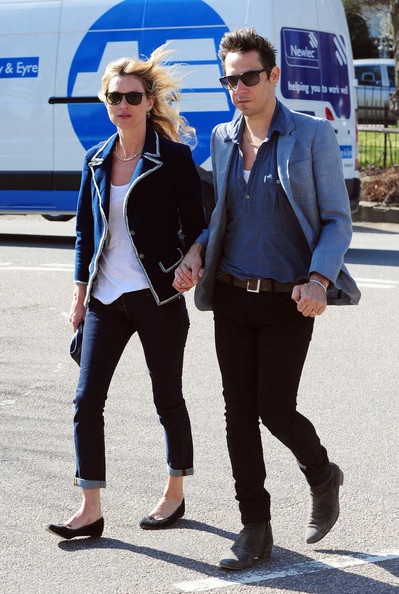 Mầu đen sành điệu của Kate Moss