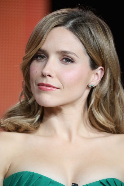 “Sao” Hollywood quyến rũ với váy hở vai - 10 Người đẹp Hollywood vui vẻ trả lời phỏng vấn.