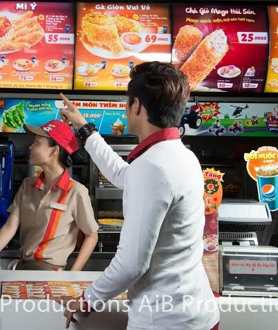 Bắt gặp Lâm Vinh Hải siêu cool đi ăn trưa - 3 Anh chàng háo hức chọn món ăn mà mình yêu thích