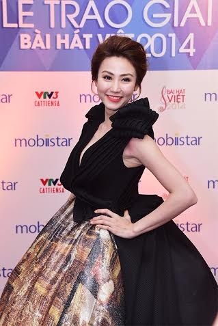 Vũ Cát Tường lập kỷ lục chưa từng có tại Bài hát Việt 2014 - 8 Ngân Khánh lỗng lẫy tại thảm đỏ với chiếc váy thiết kế của