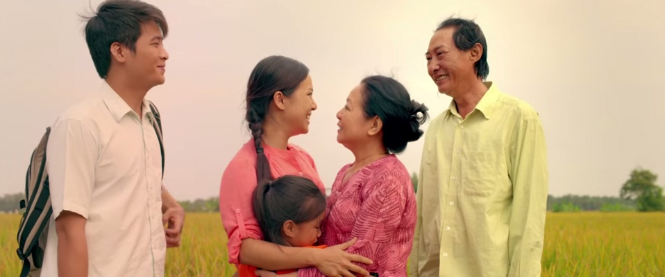 Lý Thanh Thảo tham gia phim ngắn thú vị “Quà Tết” - 3 …đã khiến Mai bỏ qua những áp lực rào cản và trở về đón Tết bên người thân