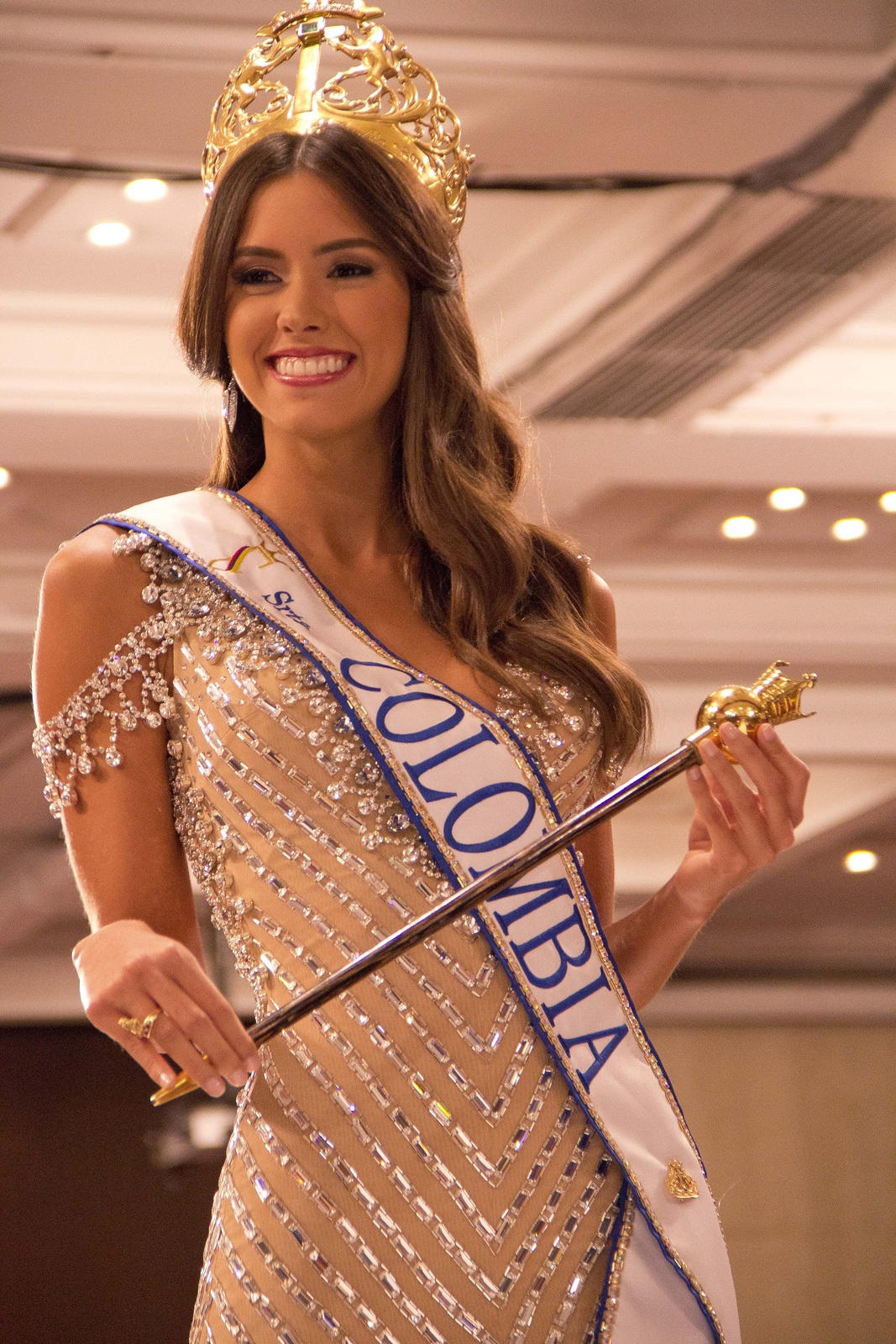 Vẻ đẹp hoàn hảo của tân Hoa hậu hoàn vũ - 19 Paulina Vega khi đăng quang hoa hậu Colombia