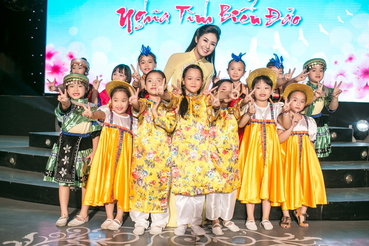Mỹ Tâm xinh đẹp như nữ thần trong đêm nhạc Tết An Bình - 13 Ngọc Hân được các em nhỏ yêu thích bởi sự thân thiện của mình