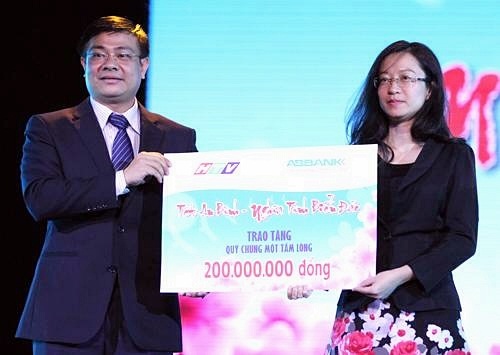 Mỹ Tâm xinh đẹp như nữ thần trong đêm nhạc Tết An Bình - 14 Ngọc Hân được các em nhỏ yêu thích bởi sự thân thiện của mình